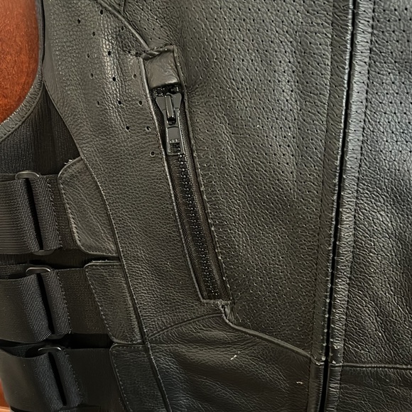 Authentic ICON REGULATOR LEATHER MOTO VEST- BLACK SIZE S/M - Picture 6 of 16